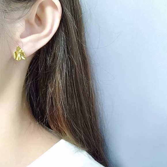 🌟 Gold Plated Stud Earrings - Picture 3 of 4
